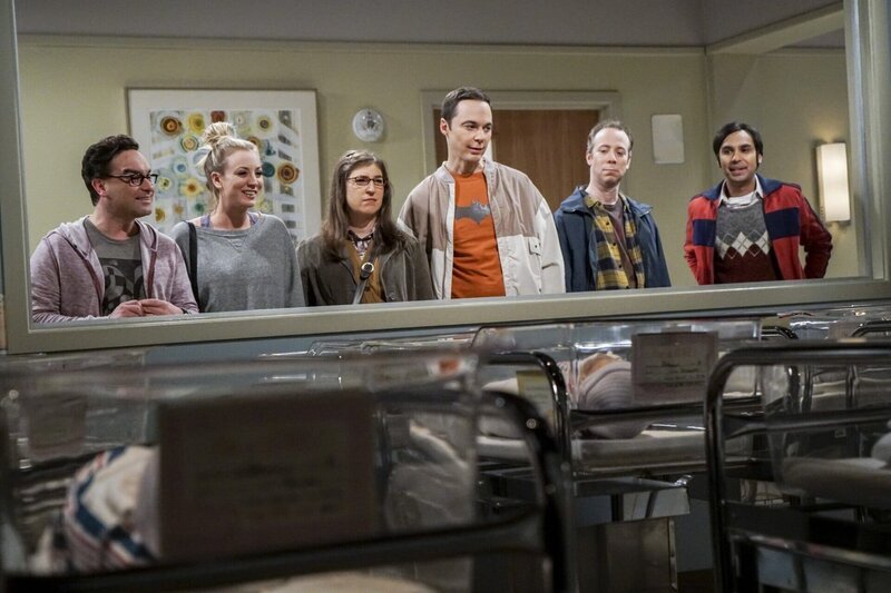 Die einen freuen sich über den Nerd-Nachwuchs, die anderen weniger: (v.l.n.r.) Leonard (Johnny Galecki), Penny (Kaley Cuoco), Amy (Mayim Bialik), Sheldon (Jim Parsons), Stuart (Kevin Sussman) und Patenonkel Raj (Kunal Nayyar) … – Bild: 2016 Warner Brothers Lizenzbild frei