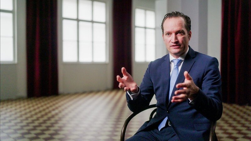 Florian T. Bayer, Sammlungsleiter Esterházy Privatstiftung, im Interview. – Bild: ORF/​Clever Contents