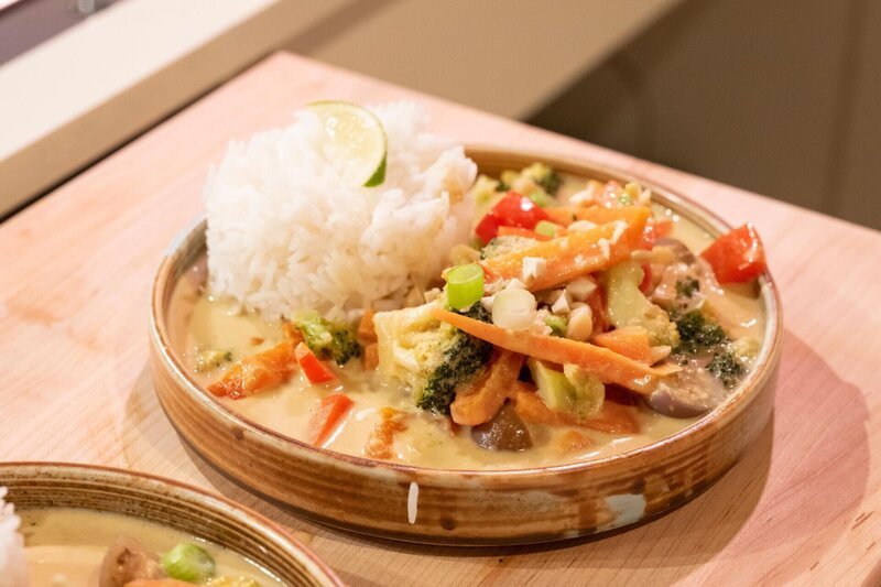 Christine Fischer: Grünes Thai-Curry mit Basmati 3,49 € – Bild: RTL
