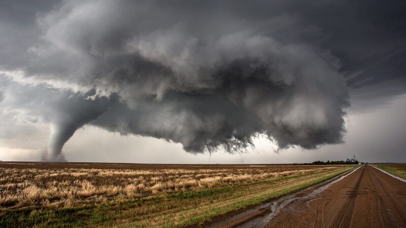 Three tornadoes on the ground at the same time near Dodge City, Kansas, May 24, 2016. – Bild: Ryan McGinnis