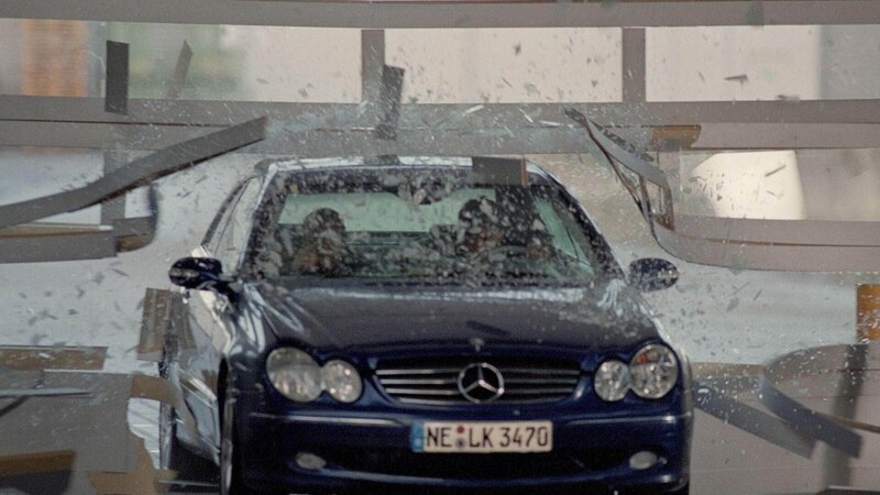 Tom und Semir durchbrechen mit ihrem Dienstwagen das Tor. Kommen sie noch rechtzeitig, um eine Katastrophe zu verhindern? – Bild: MG RTL D /​ Guido Engels