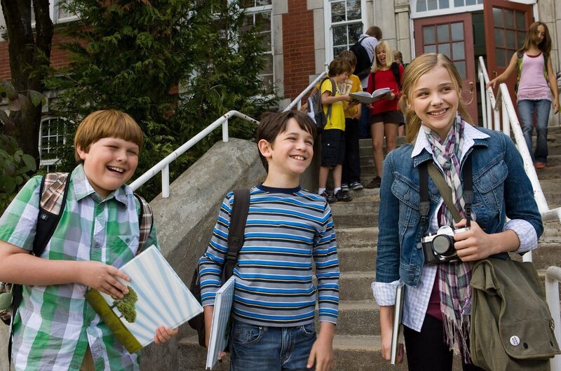Kann die Siebtklässlerin Angie Steadman (Chloë Grace Moretz, r.) den beiden Frischlingen Rupert Jefferson (Robert Capron, l.) und Greg Heffley (Zachary Gordon, M.) zu mehr Beliebtheit verhelfen oder reißt sie die beiden weiter hinab ins Uncool-Dasein? – Bild: Twentieth Century Fox Film Corporation