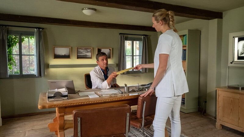 Der Bergdoktor Staffel 13 Folge 5 Arzt und Assistentin: Hans Sigl als Bergdoktor Dr. Martin Gruber, Andrea Gerhard als Linn Kemper – Bild: SRF/​ZDF/​Andrea Leichtfried
