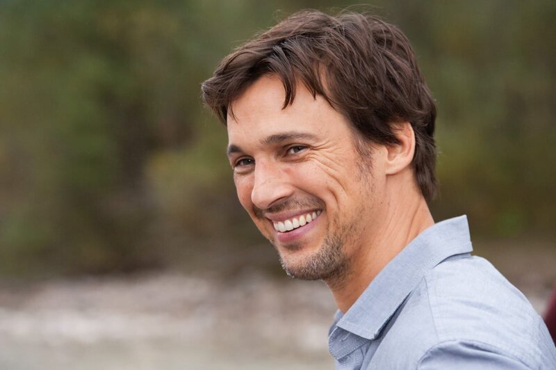 Dem Urlaub auf einer Trauminsel steht nur noch der Geburtstag seiner Mutter im Weg. Während seine Frau schon mal vorfliegt, holt Conrad (Florian David Fitz) noch schnell seinen Sprössling aus dem Eliteinternat ab, um mit diesem kurz mit seiner Mutter ein Stück Geburtstagskuchen zu essen. Ein fataler Fehler … – Bild: 2013 Constantin Film Verleih GmbH. Lizenzbild frei Dem Urlaub auf einer Trauminsel steht nur noch der Geburtstag seiner Mutter im Weg. Während seine Frau schon mal vorfliegt, holt Conrad (Florian David Fitz) noch schnell seinen Sprössling aus dem Eliteinternat ab, um mit diesem kurz mit seiner Mutter ein Stück Geburtstagskuchen zu essen. Ein fataler Fehler … – Bild: 2013 Constantin Film Verleih GmbH. Lizenzbild frei