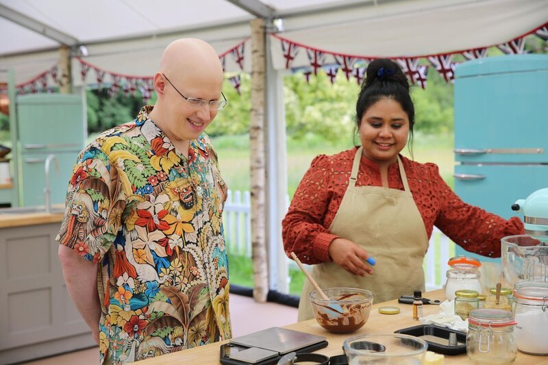 Matt Lucas (l.); Syabira (r.) – Bild: Love Productions MMXXII /​ Jake Stoodley