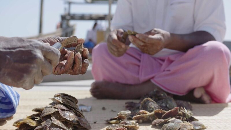 Fishermen open shells searching for pearls. – Bild: RTL /​ © Atlantic Productions 2018