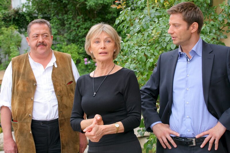 Die Rosenheim-Cops ermitteln: Korbinian Hofer (Joseph Hannesschläger, l.) und Sven Hansen (Igor Jeftic, r.) sowie Sabine Giese (Ilona Grübel, m.). – Bild: ZDF und Christian A. Rieger