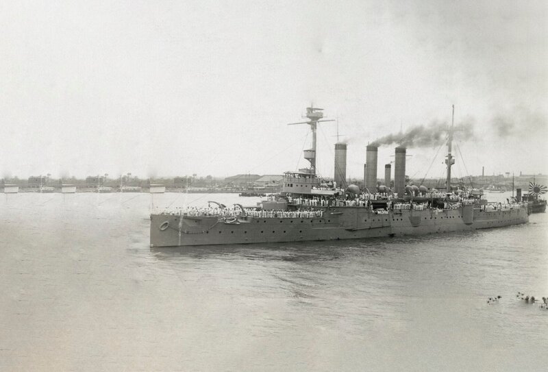 Der japanische Panzerkreuzer ‚Izumo‘ oder ‚Idzumo‘, Flaggschiff der dritten Flotte der kaiserlichen japanischen Marine, in Shanghai, China, während des zweiten chinesisch-japanischen Krieges, um 1937. – Bild: The History Channel