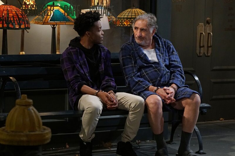 Um für seine eigene Sicherheit sorgen zu können, kauft sich Arthur (Judd Hirsch, r.) eine Waffe, doch das gefällt Franco (Jermaine Fowler, l.) ganz und gar nicht … – Bild: CBS Broadcasting, Inc.