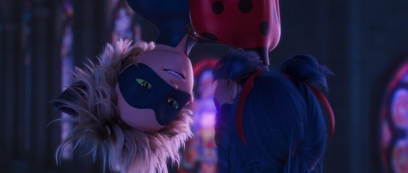 L-R: Adrien Agreste (Cat Noir) und Ladybug – Bild: SND Films