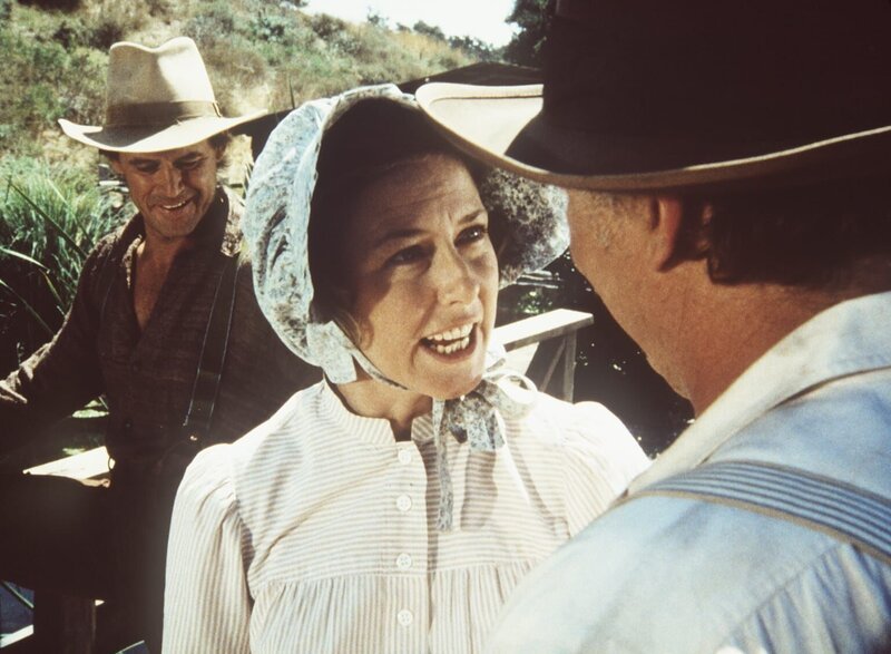Die Galender-Brüder Sam (Geoffrey Lewis, l.) und George (Roy Jenson, r.) belästigen Caroline Ingalls (Karen Grassle, M.). – Bild: Worldvision Lizenzbild frei