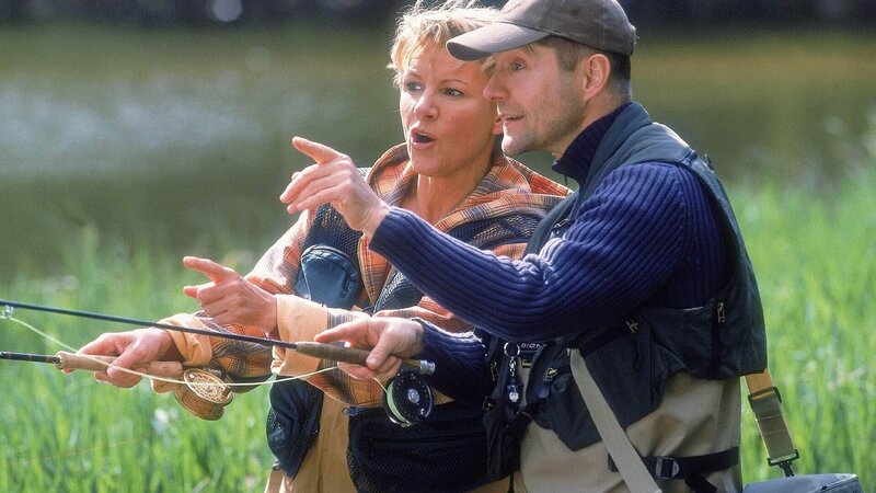 Bernd Krüger (Udo Schenk, r.) erklärt Nikola (Mariele Millowitsch, l.) die Feinheiten des Angelsports. – Bild: MG RTL D