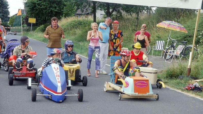 Start frei – Das Seifenkistenrennen kann beginnen! In der ersten Reihe: Uschi (Antje Lewald, li.) und Lothar (René Heinersdorff), dahinter Fiete (Nicholas Bodeux), Manni (Arved Birnbaum) und Hotte (Thomas Gimbel). Benno (Willi Thomczyk, li.hi.) und Stefanie (Dana Golombek, 2.v.li.hi) drücken die Daumen … – Bild: TVNOW /​ Frank Dicks