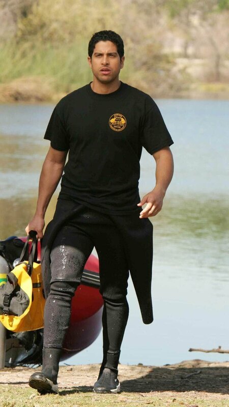 Nach dem Leichenfund in dem See macht sich Eric (Adam Rodriguez) an die Spurensuche vor Ort. – Bild: RTL /​CBS