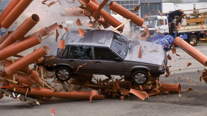 Die Autobahnpolizisten jagen den Flüchtigen über das Gelände einer Kranfirma. Als der ein Hindernis übersieht, hebt er mit seinem Wagen ab und ein Kran stürzt herunter … – Bild: MG RTL D /​ Guido Engels