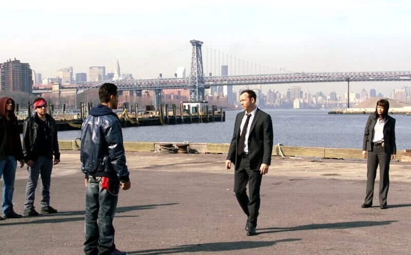 Eine Unterhaltung mit dem Bandenchef Santana (Kamar de los Reyes, l.)? Maria (Marisa Ramirez, r.) und Danny (Donnie Wahlberg, M.) stellen fest, dass sie ihre Lage und damit die der gesamten Polizei in New York nur noch verschlimmert haben … – Bild: Kabel Eins