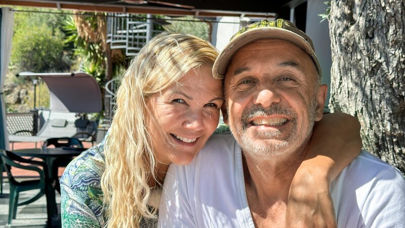 Auf und davon Staffel 16 Sabina Kilchenmann und Patrick Lo Giudice sind glücklich auf Sizilien. – Bild: SRF