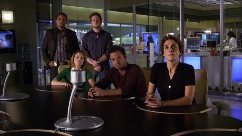 Von links: Dr. Sheldon Hawkes (Hill Harper), Detective Lindsay Monroe (Anna Belknap), Adam Ross (A. J. Buckley), Detective Danny Messer (Carmine Giovinazzo) und Detective Stella Bonasera (Melina Kanakaredes) – Bild: RTL Crime Von links: Dr. Sheldon Hawkes (Hill Harper), Detective Lindsay Monroe (Anna Belknap), Adam Ross (A. J. Buckley), Detective Danny Messer (Carmine Giovinazzo) und Detective Stella Bonasera (Melina Kanakaredes) – Bild: RTL Crime