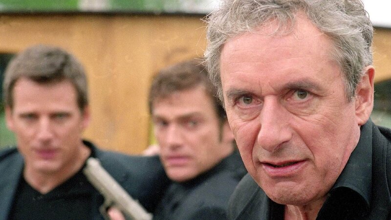 Frankie (Jürg Löw, re.) steht seinem Widersacher Pal gegenüber, der den Tod seines Sohnes Imre rächen will. Und er will nicht nur Frankie töten, sondern auch dessen Sohn Tom (Rene Steinke, li.) … (Mi. Komparse) – Bild: MG RTL D