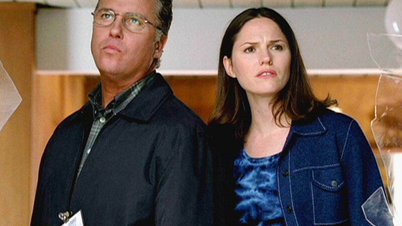 Gil Grissom (William Petersen) und Sara (Jorja Fox) suchen nach Spuren in der Wohnung einer ermordeten Frau. – Bild: TVNOW /​ CBS