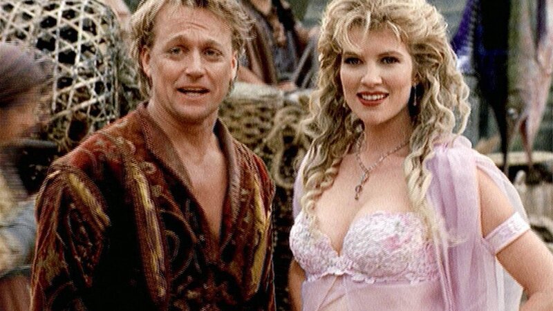 Hercules’ Schwester Aphrodite (Alexandra Tydings), Göttin der Liebe, will den von Hercules zurückgelassenen Iolaus II. (Michael Hurst) unter ihre Fittiche nehmen. – Bild: TVNOW