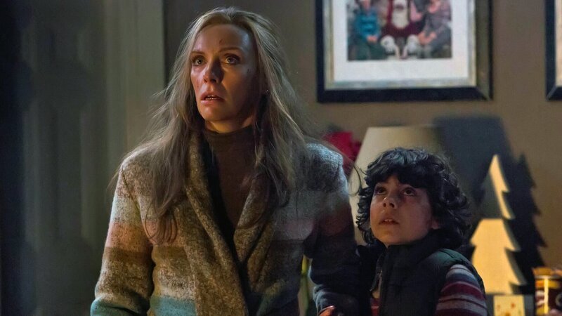 Sarah (TONI COLLETTE) und ihr Sohn Max (EMJAY ANTHONY) können nicht fassen, was sie gerade sehen.. – Bild: RTLZWEI Sarah (TONI COLLETTE) und ihr Sohn Max (EMJAY ANTHONY) können nicht fassen, was sie gerade sehen.. – Bild: RTLZWEI