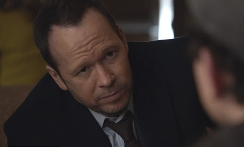 Während Danny (Donnie Wahlberg) zusammen mit Baez einen Fall untersucht, bei dem ein Literatur-Professor gewaltsam ums Leben kam, findet er heraus, dass der Bezirksstaatsanwalt Ermittlungen gegen ihn anstrengt … – Bild: 2013 CBS Broadcasting Inc. All Rights Reserved. Lizenzbild frei