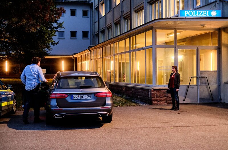 Friedemann Berg (Hans-Jochen Wagner) geht zu einer Verabredung, Franziska Tobler (Eva Löbau) arbeitet noch eine Runde. – Bild: SWR/​Benoît Linder