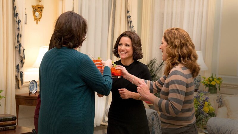 Mo Gaffney (Deborah), Julia Louis-Dreyfus, Patricia Kalember – Bild: PLURIMEDIA (Home Box Office (HBO))