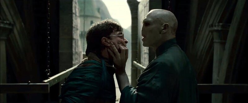 Dunkle Zeiten warten auf Zauberlehrling Harry Potter (Daniel Radcliffe, l.) und seine Freunde: Lord Voldemort (Ralph Fiennes, r.) und seine Anhänger übernehmen die Kontrolle über Hogwarts und die Welt der Zauberer … – Bild: Warner Bros. Entertainment Inc.