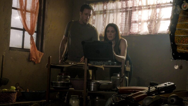 Während Danny, Chin und Kono in einem neuen Fall ermitteln, reisen Steve (Alex O’Loughlin, l.) und Catherine (Michelle Borth, r.) nach Afghanistan, um einen Taliban davon abzuhalten, einem Jungen zu schaden, dessen Familie vor mehreren Jahren Catherines Leben gerettet hat … – Bild: 2013 CBS Broadcasting Inc. All Rights Reserved Lizenzbild frei