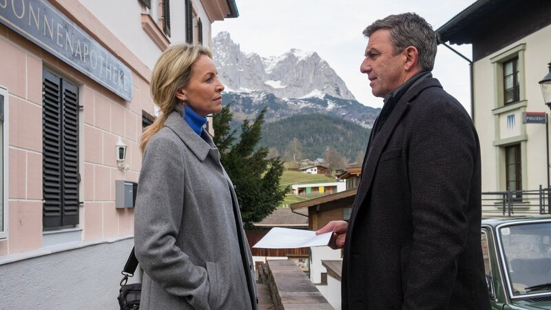 Simone Hanselmann als Franziska, Hans Sigl als Bergdoktor Dr. Martin Gruber. – Bild: SRF/​ZDF/​Erika Hauri