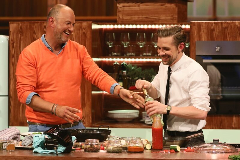 Haben Klaas Heufer-Umlauf (r.) und sein Gast Frank Rosin (l.) mit der Kochshow „Das Auge isst mit“ das Rezept für die beste Unterhaltung gefunden? – Bild: ProSieben /​ Guido Engels Eigenproduktionsbild frei
