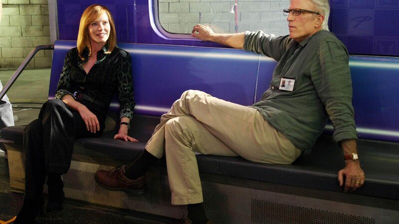 Der neue Supervisor und Chef des CSI-Teams D.B. Russell (Ted Danson) und Catherine Willows (Marg Helgenberger) in der Hotel-Tram in der zwei Menschen getötet und mehrere verletzt wurden. – Bild: MG RTL D
