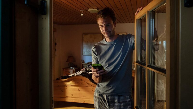 Der Bergdoktor Staffel 13 Folge 6 Am Handy: Heiko Ruprecht als Hans Gruber – Bild: SRF/​ZDF/​Andrea Leichtfried