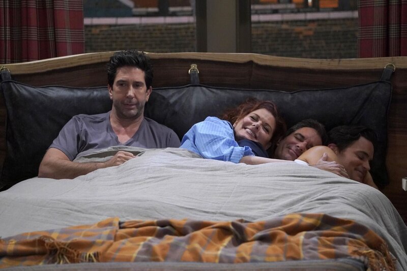 v.l.n.r. Noah Broader (David Schwimmer); Grace Adler (Debra Messing); Will Truman (Eric McCormack); McCoy Whitman (Matt Bomer) – Bild: NBCUniversal Media, LLC /​ Chris Haston