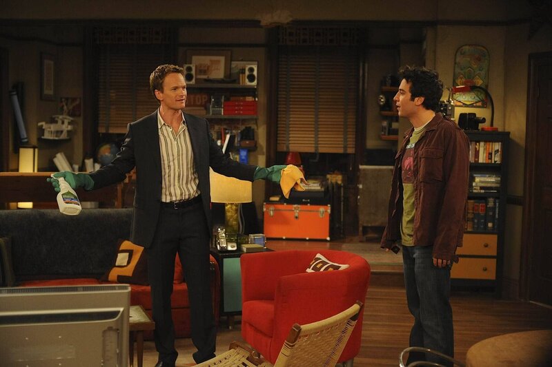 Barney (Neil Patrick Harris, l.) hat eine Spülmaschine gekauft, den Kühlschrank gefüllt und alles aufgeräumt. Als Ted (Josh Radnor, r.) dies sieht, wird ihm klar, dass Barney sich in Robin verliebt hat und deswegen so reagiert. – Bild: 20th Century Fox International Television Lizenzbild frei