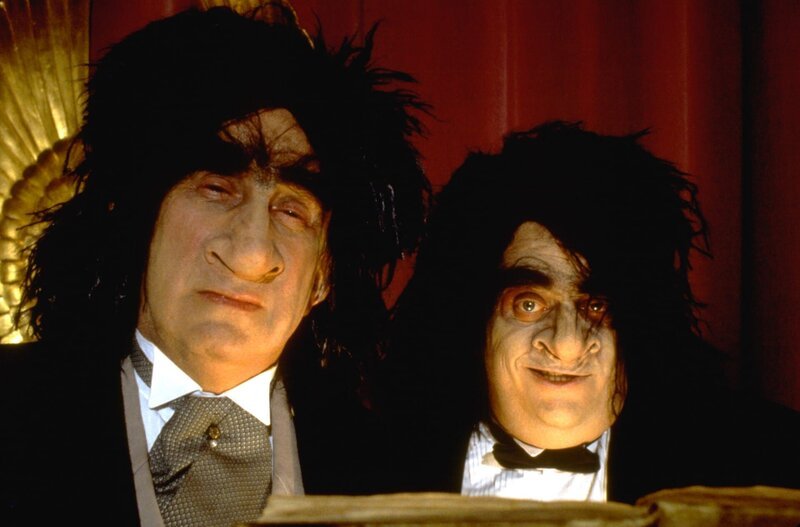 General Bulstrode (Frank Finlay,l.) und Jantee, der Buttergeist (Stephen Moore). – Bild: NBC Universal