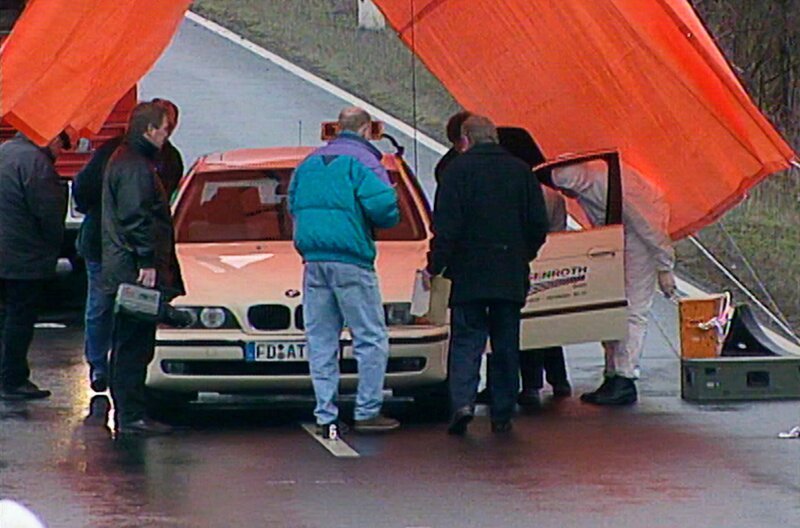Hans Plüschkes Taxi am Tatort. – Bild: HR