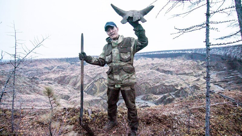 Ein Jakute hält Überreste arktischer Megafauna – Bild: MDR/ALTAYFILM Ein Jakute hält Überreste arktischer Megafauna – Bild: MDR/ALTAYFILM