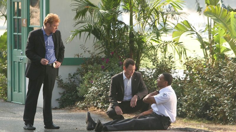 Horatio und Mac befragen einen Security Guard, der überfallen wurde und dessen Pistole und Dienstfahrzeug gestohlen wurde. Die Cops erkennen, dass der flüchtige Darius ihnen immer einen Schritt voraus ist. – Bild: SUPER RTL