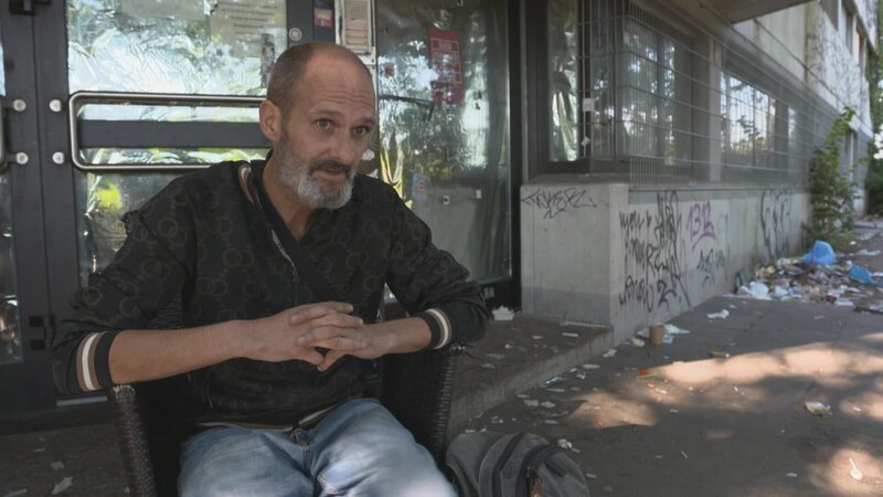 Drogensüchtiger sitzt vor einem Gebäude +++ Die Verwendung des sendungsbezogenen Materials ist nur mit dem Hinweis und Verlinkung auf RTL+ gestattet. +++ – Bild: RTL /​ Ilhan Coskun