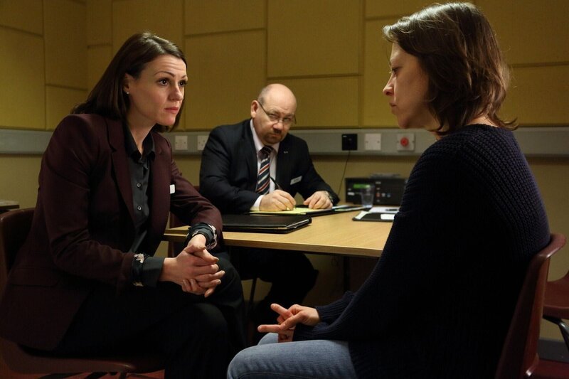 DC Rachel Bailey (Suranne Jones, l.) und DC Pete Readyough (Tony Mooney, M.) versuchen mit Hilfe von Helen Bartlett (Nicola Walker, r.) den Mord an ihrer Mutter aufzuklären. – Bild: Scott and Bailey Series 3 Limited /​ Matt Squire