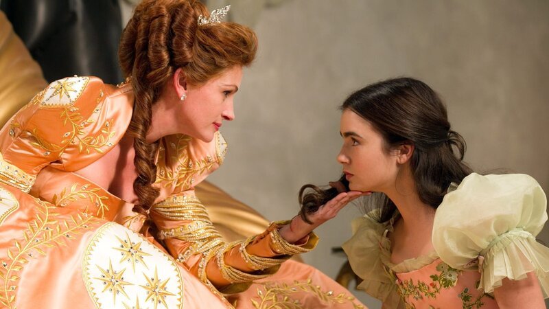 Die böse Königin (Julia Roberts) will ihre Stieftochter Schneewittchen (Lily Collins) loswerden – Bild: Snow White Productions, LLC. Die böse Königin (Julia Roberts) will ihre Stieftochter Schneewittchen (Lily Collins) loswerden – Bild: Snow White Productions, LLC.