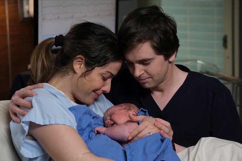 Lea Dilallo (Paige Spara) und Dr. Shaun Murphy (Freddie Highmore). Die Verwendung des sendungsbezogenen Materials ist nur mit dem Hinweis und Verlinkung auf RTL+ gestattet. – Bild: RTL /​ Sony Pictures Entertainment