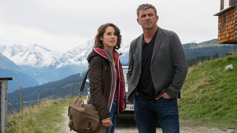 Der Bergdoktor Staffel 13 Folge 8 Paar auf einsamen Weg: Amelie Kiefer als Maike, Hans Sigl als Bergdoktor Dr. Martin Gruber. – Bild: SRF/​ZDF/​Erika Hauri