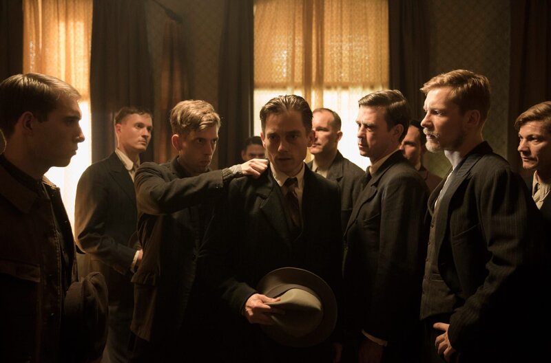 Gereon Rath (Volker Bruch) bekommt nach den Mai-Unruhen von den Angehörigen der Opfer zugesetzt. – Bild: ZDF und ARD Degeto/​X-Filme/​Beta Film/​Sky Deutschland/​Frédéric