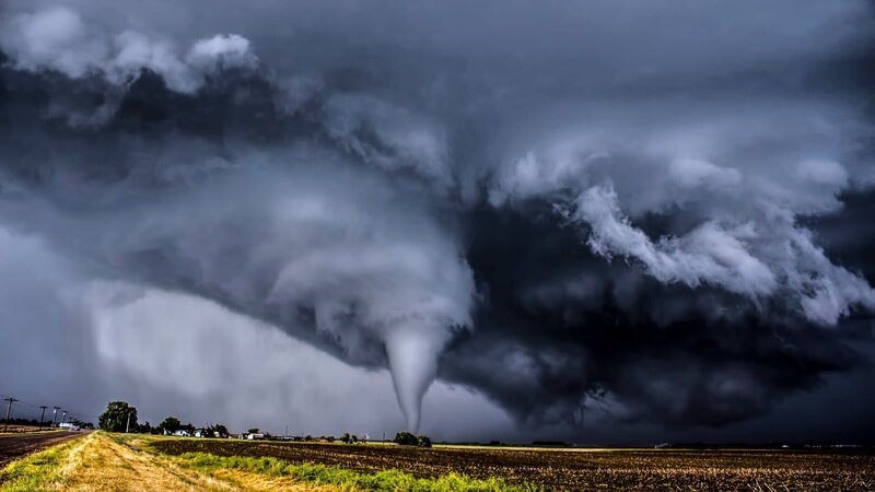 A perfectly centered tornado during a Kansas tornado outbreak – Bild: NZP Chasers