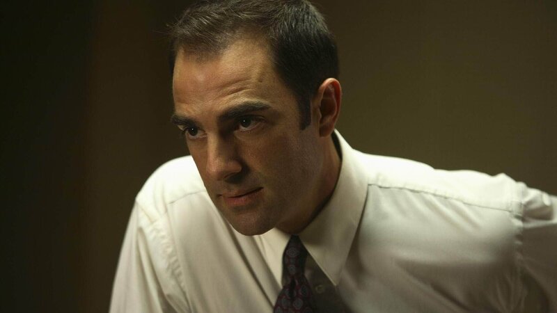 Detective Smith (Joe Nemmers) ist den drei Frauen dicht auf den Fersen. Wird der kluge Polizist die Arbeitskolleginnen aufliegen lassen? – Bild: MMoney, LLC