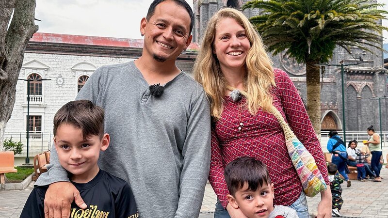 Auf und davon Staffel 16 Folge 1 Isabelle und Leo Alvarado wandern mit ihren beiden Kinder nach Ecuador aus. – Bild: SRF